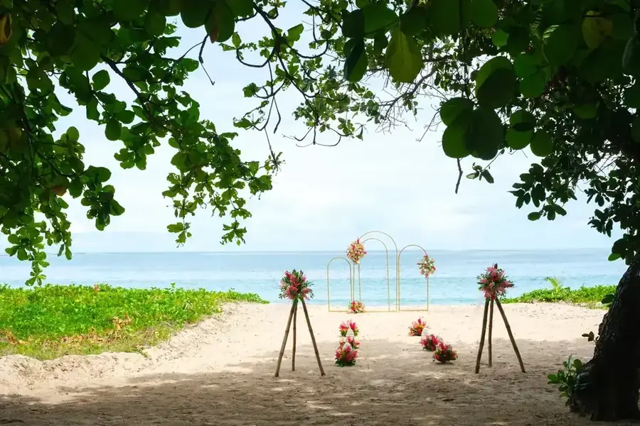 Tropical celebration setting by Paradise Bride — 003