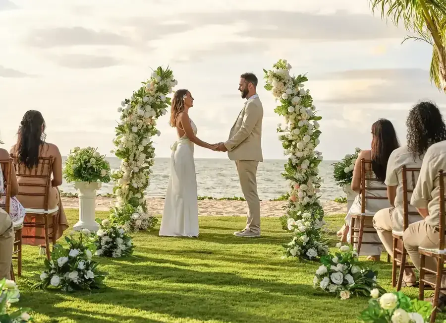 Beachfront wedding ceremony in Fiji — 006