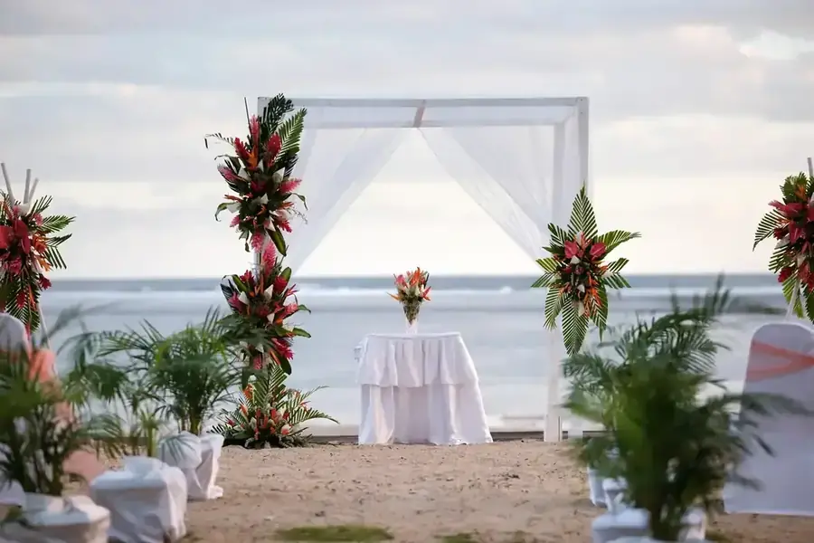 Beachfront wedding ceremony in Fiji — 011