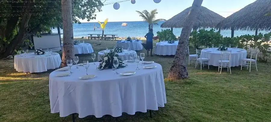 Tropical celebration setting by Paradise Bride — 008