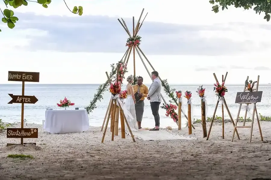 Beachfront wedding ceremony in Fiji — 031