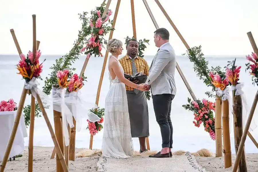 Beachfront wedding ceremony in Fiji — 036