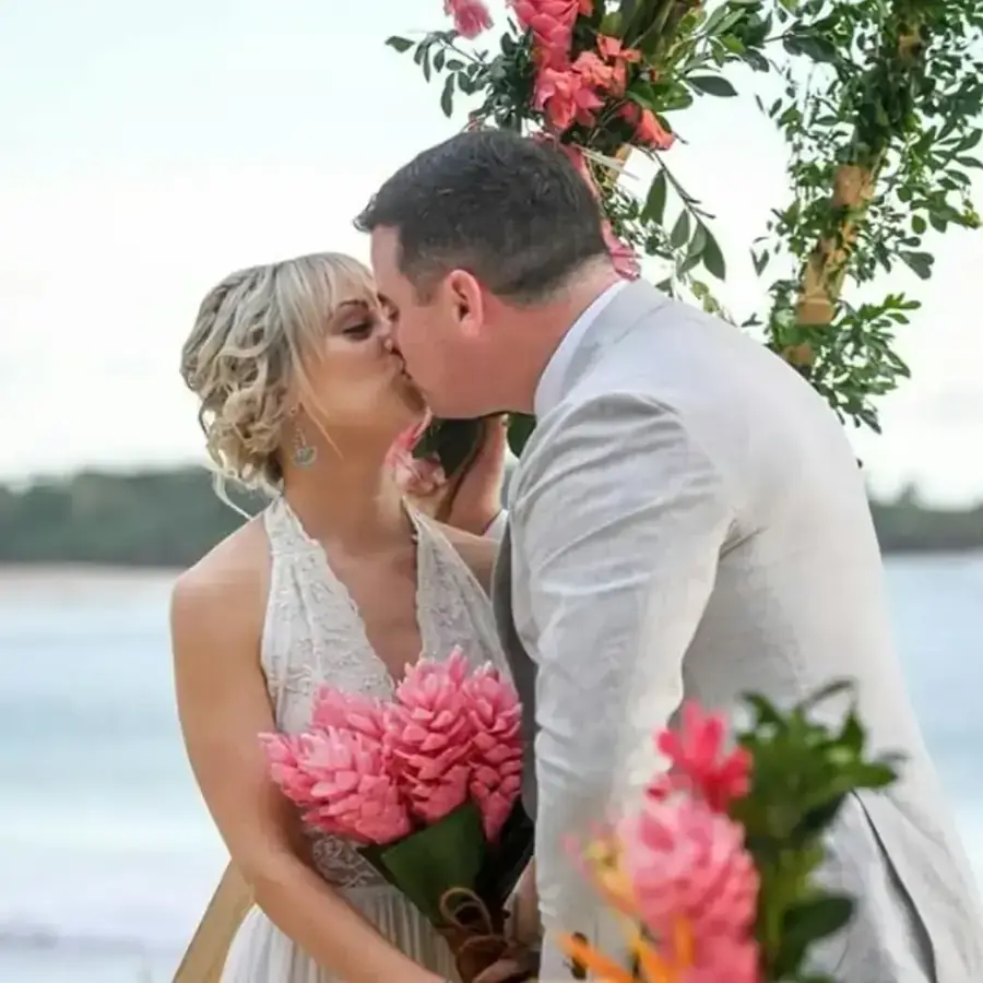 Newlywed moment at a Fiji destination wedding — 092