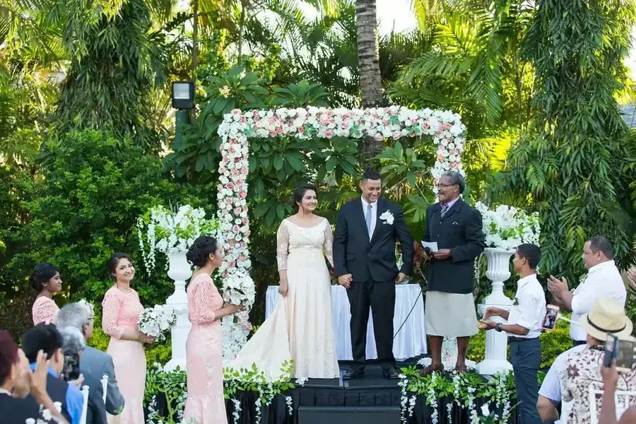 Beachfront wedding ceremony in Fiji — 041