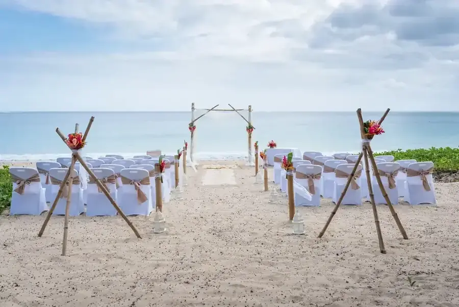 Beachfront wedding ceremony in Fiji — 046