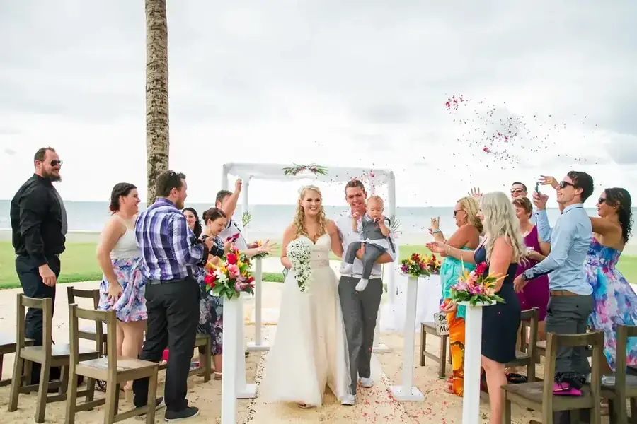 Beachfront wedding ceremony in Fiji — 061